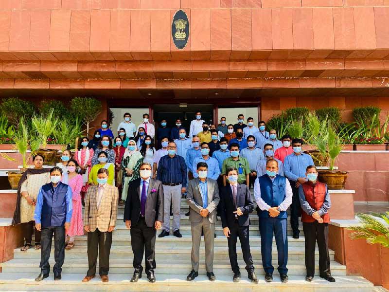 السفير الهندي متقدّماً أعضاء السلك الدبلوماسي وموظفي السفارة خلال وقوفهم دقيقة صمت أمس