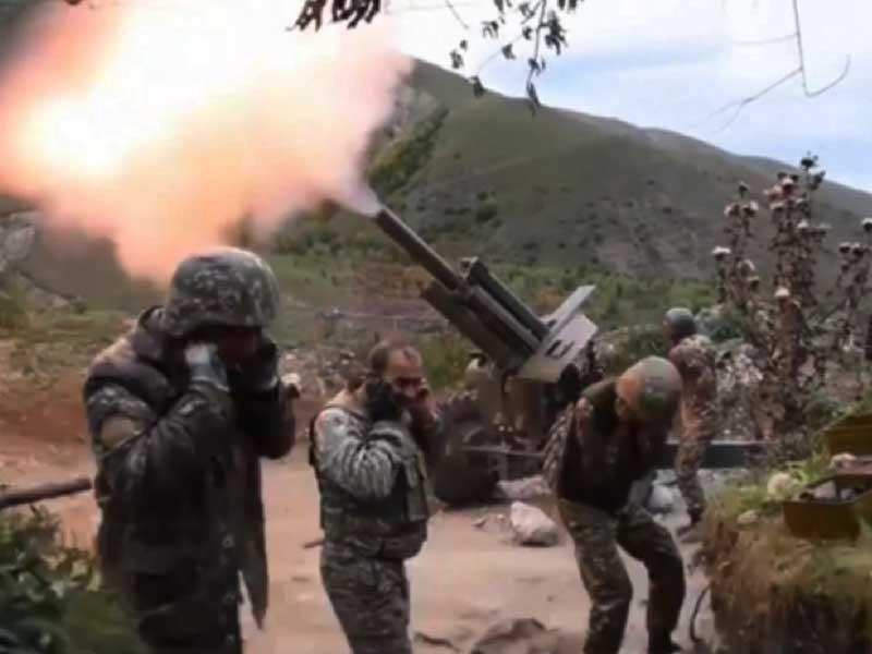 جنود أرمن يطلقون قذيفة مدفعية خلال جولة جديدة من المعارك العنيفة مع القوات الأذربيجانية أمس (إي بي أيه)