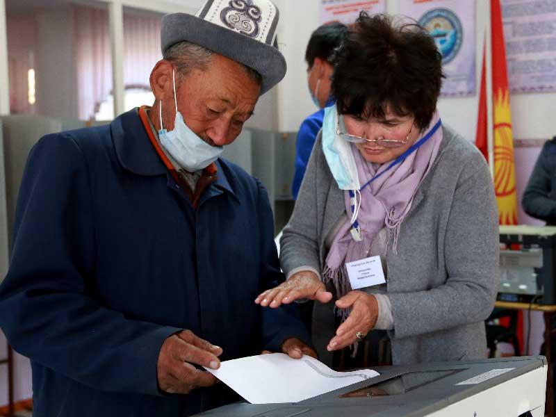 عجوز قرغيزي يدلي بصوته في بيشكك أمس (إي بي أيه)