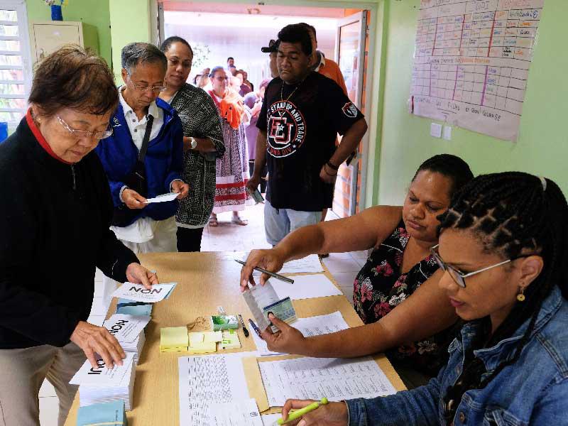 الناخبون في كاليدونيا الجديدة في المحيط الهادئ أمس