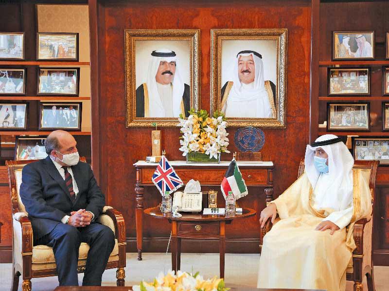 الناصر مستقبلاً وزير الدفاع البريطاني 