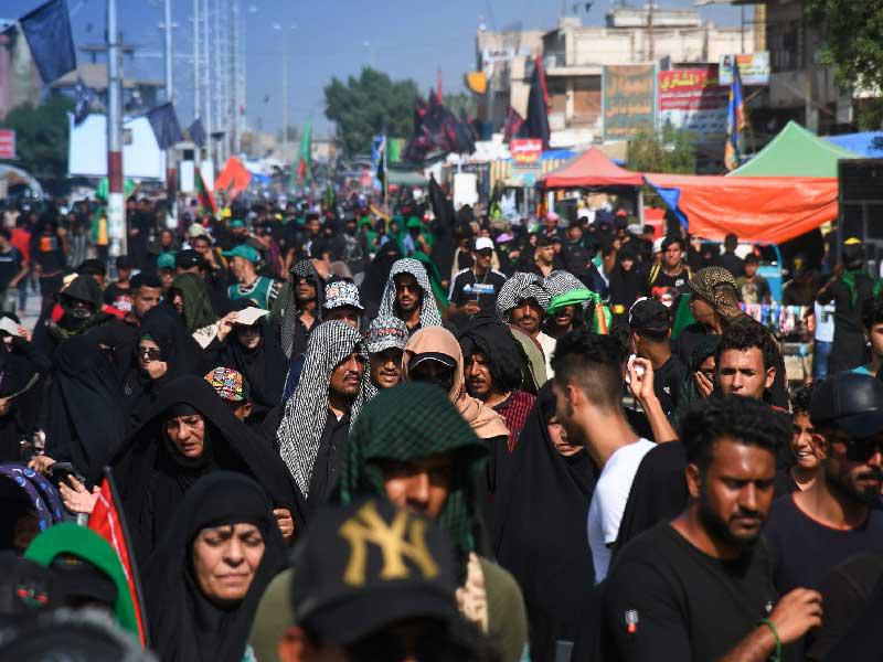 عراقيون بمدينة كربلاء استعدادا لإحياء «أربعينية» الإمام الحسين أمس الأول (أ ف ب)
