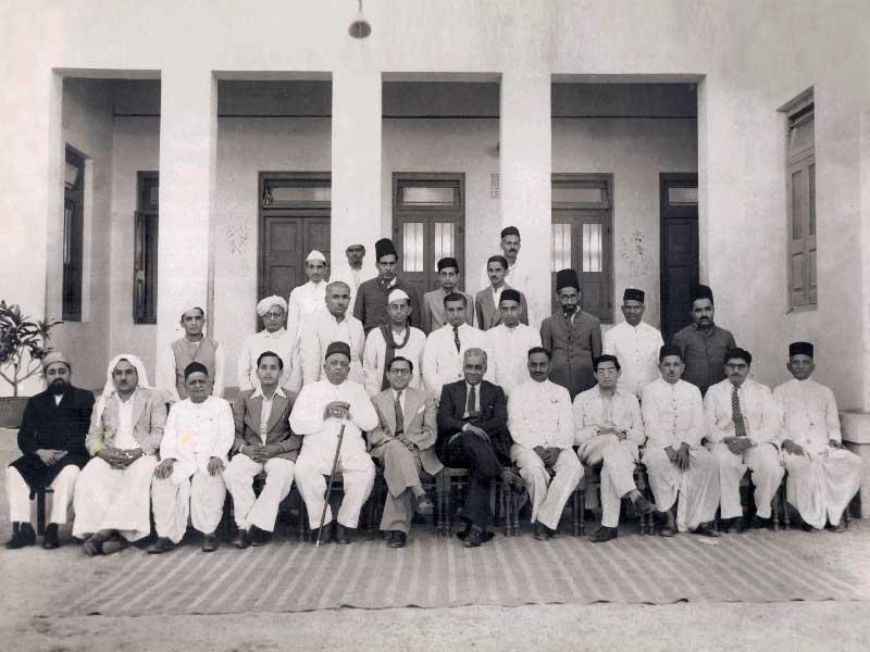  المرحوم العم عبدالعزيز الصقر (ثاني الجالسين من اليسار) بين مجموعة من أبرز تجار الهند في منتصف الأربعينيات