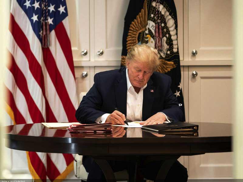 ترامب في غرفة اجتماعات بمركز والتر ريد الطبي أمس الأولt (إي بي إيه)