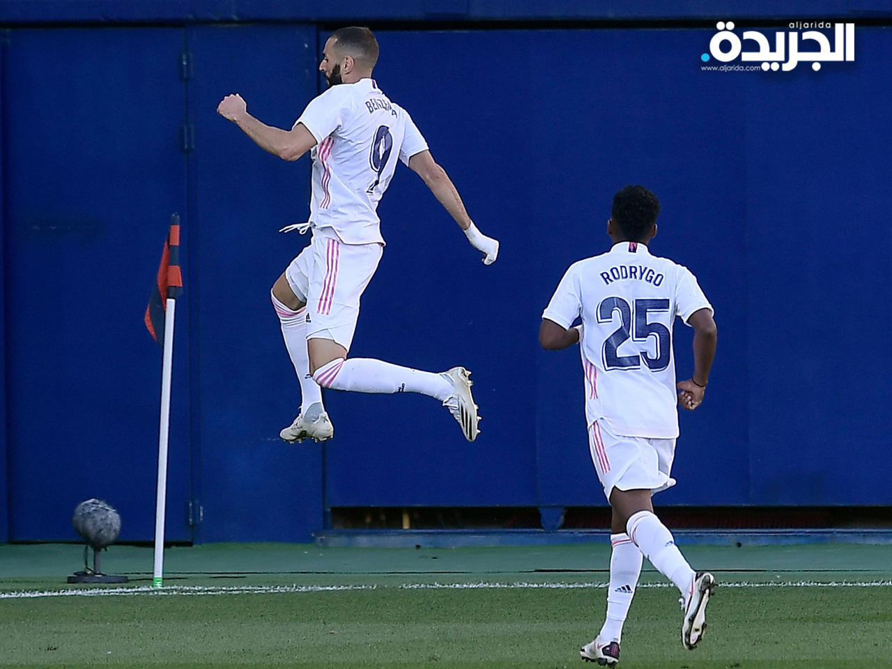 بنزيمة يحتفل بهدفه الـ250