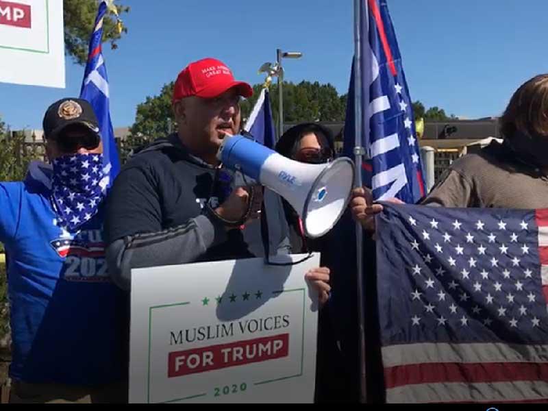 مسلمون مناصرون للرئيس الأميركي دونالد ترامب أمام مستشفى والتر ريد العسكري 