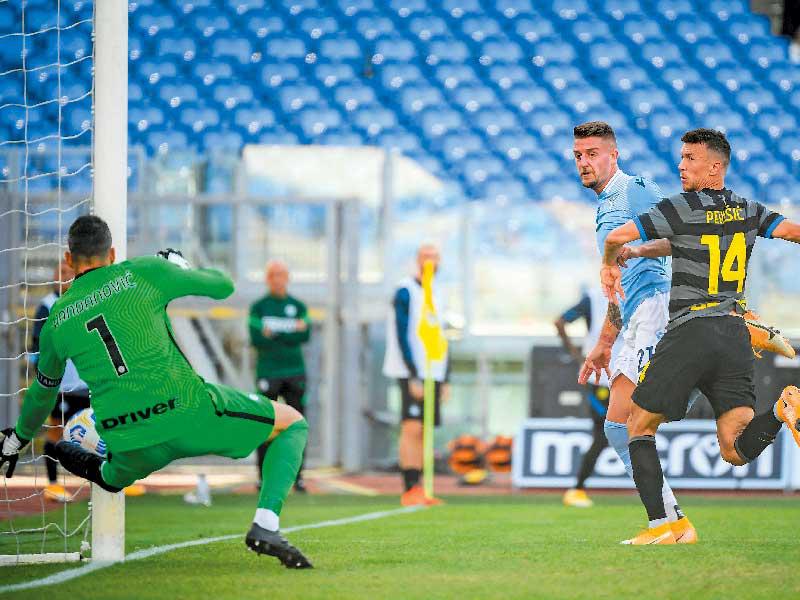 ميلينكوفيتش نجم لاتسيو يحرز هدفه في مرمى الإنتر