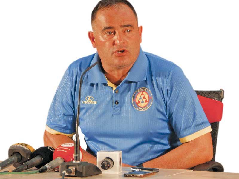 مدرب الفريق الأول لكرة القدم بنادي كاظمة روبرتو بيانكي