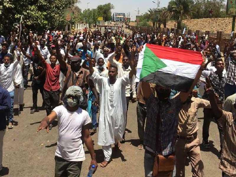 مئات المحتجين في السودان بالقرب من القصر الرئاسي بالعاصمة الخرطوم