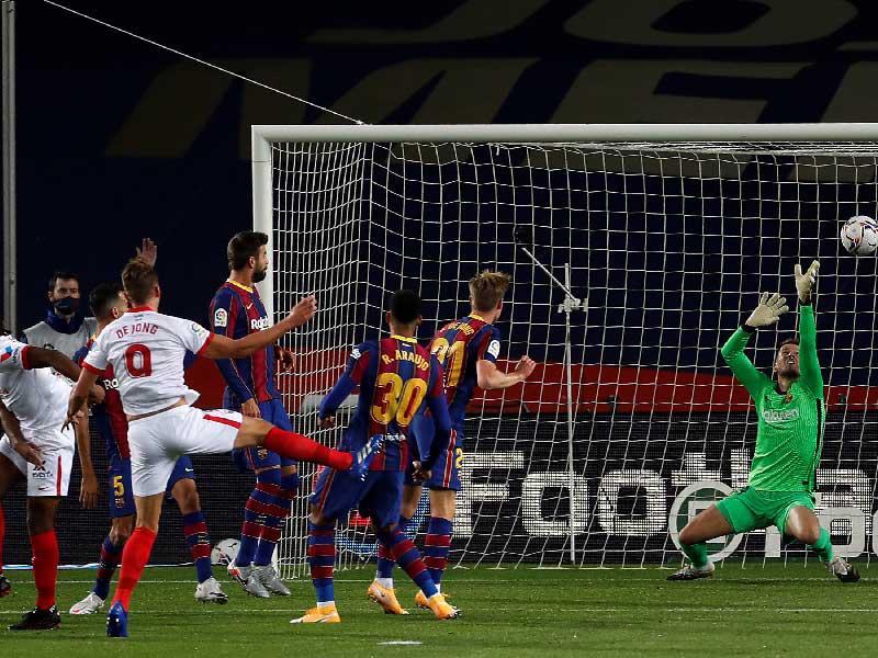 دي يونغ نجم إشبيلية يسجل هدفه في مرمى البرشا