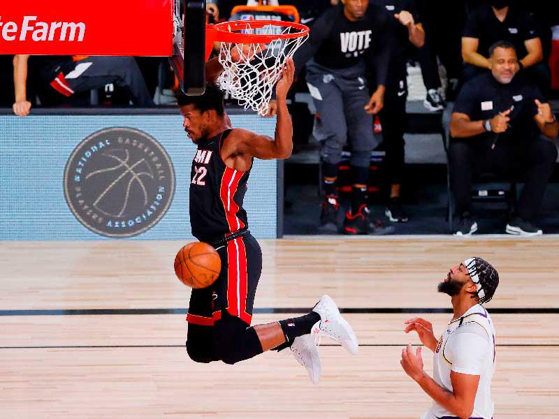 باتلر نجم ميامي يسجل في سلة ليكرز