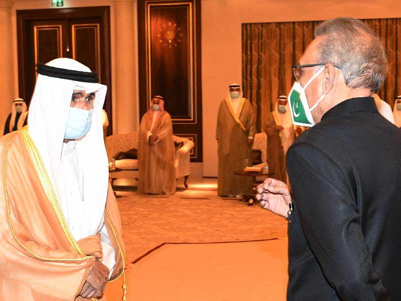 سمو أمير البلاد الشيخ نواف الأحمد متلقياً التعازي من الرئيس الباكستاني أمس