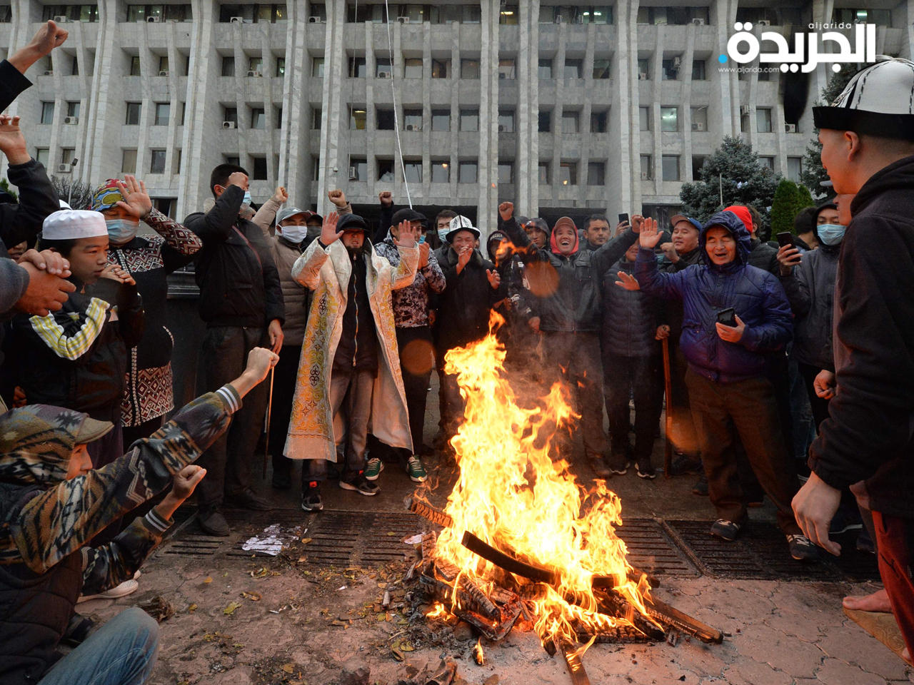 المتظاهرون من امام مقر الحكومة