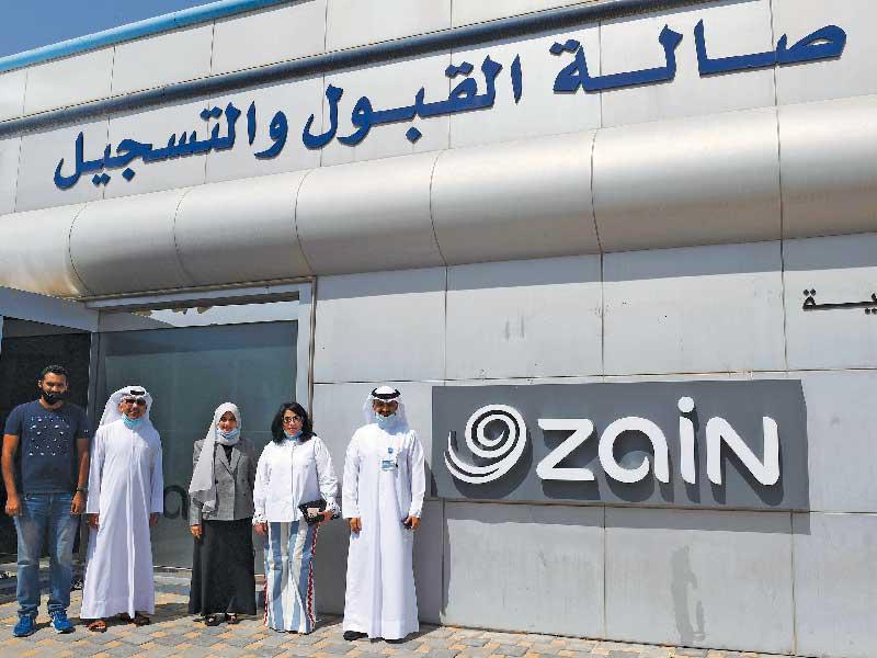 مسؤولو «زين» وعمادة القبول والتسجيل أمام الصالة