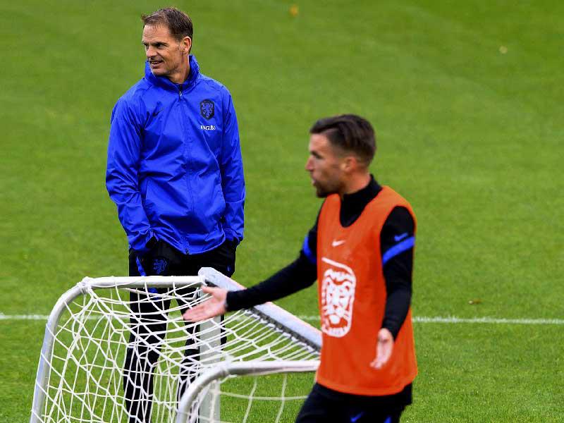 ستروتمان نجم منتخب هولندا والمدرب فرانك دي بوير