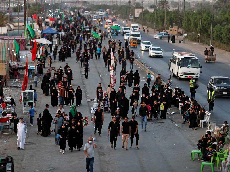 موكب حسيني متجه من بغداد إلى كربلاء أمس الأول لإحياء أربعينية الإمام الحسينt (رويترز)