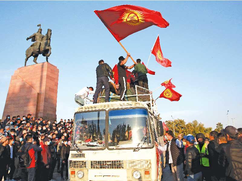 مواطنون قرغيزيون يتظاهرون في بيشكيك أمس الأول  (إي بي أيه)