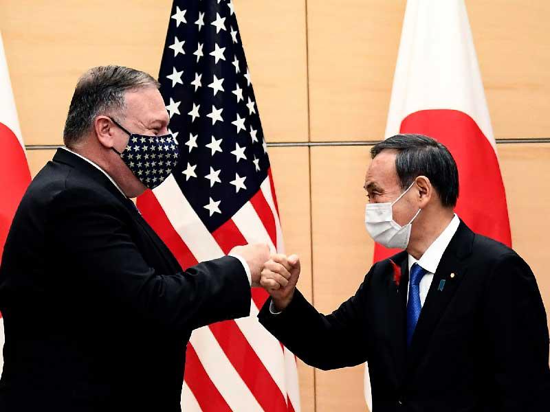 وزير الخارجية الأميركي مايك بومبيو مع رئيس وزراء اليابان يوشيهيدي سوغا 