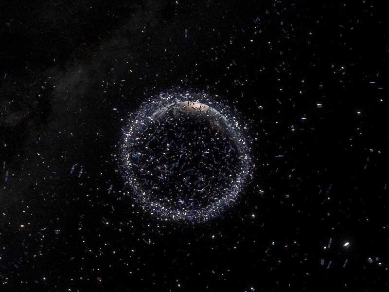 وابل وشيك من الحطام الفضائي يحلق قرب الارض