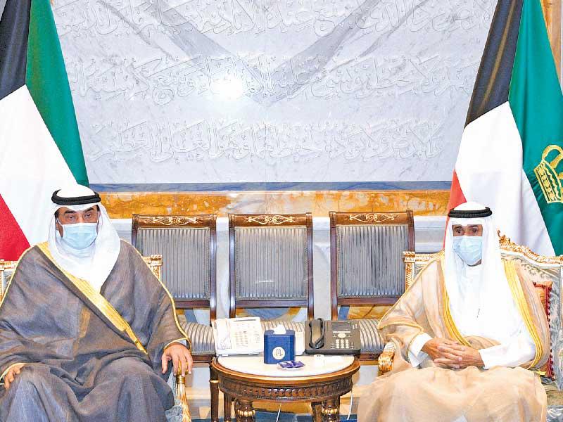 سمو أمير البلاد الشيخ نواف الأحمد لدى تسلمه من الخالد استقالة الحكومة أمس