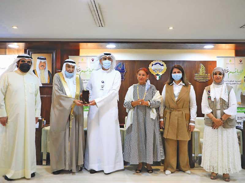 العبلاني متسلماً التكريم