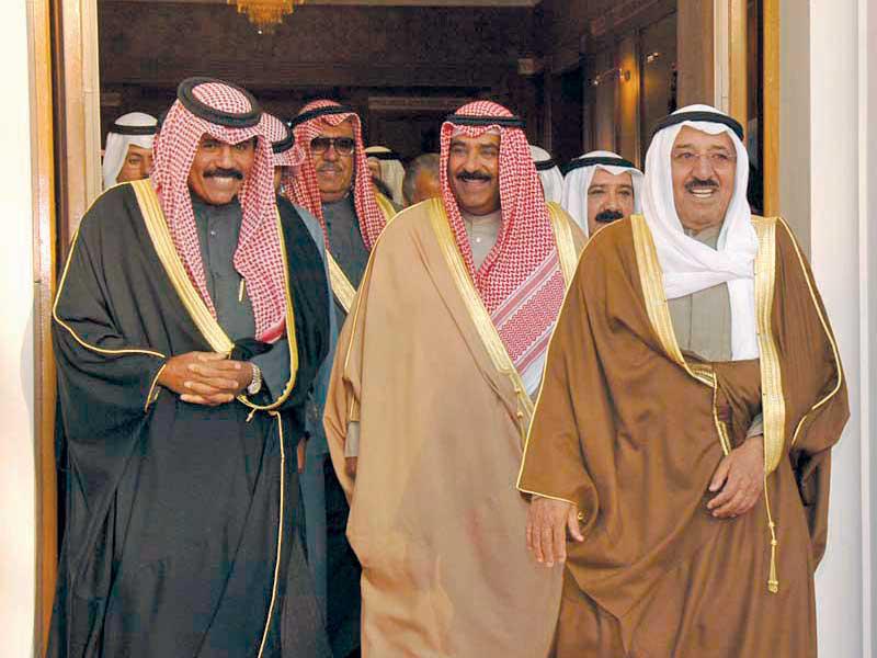 سمو الأمير الراحل الشيخ صباح الأحمد مع سمو الأمير الشيخ نواف الأحمد وسمو الشيخ مشعل الأحمد 