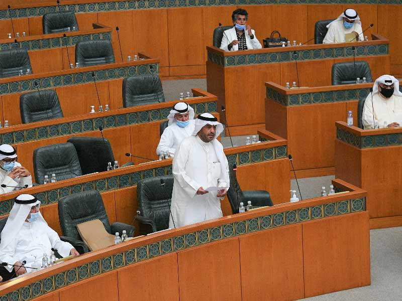 نائب رئيس مجلس الوزراء وزير الداخلية وزير الدولة لشؤون مجلس الوزراء أنس الصالح يتلو كلمة الحكومة في جلسة التأبين