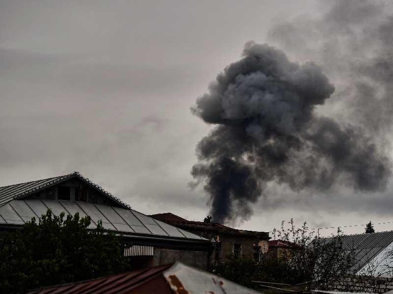 دخان القصف يتصاعد مع استمرار المعارك في كاراباخ أمس (ا ف ب)