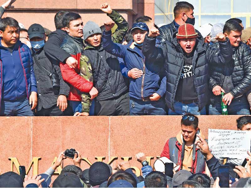 تظاهرة في بيشكيك تطالب بتنحي الرئيس جينبيكوف أمس (أ ف ب)