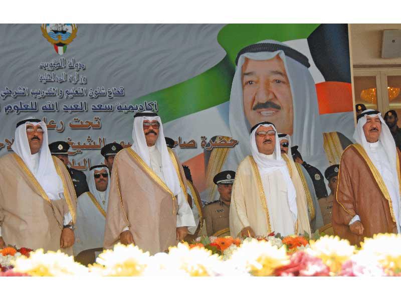 الأمير الراحل وصاحب السمو وجابر العبدالله ومشعل الأحمد خلال إحدى المناسبات