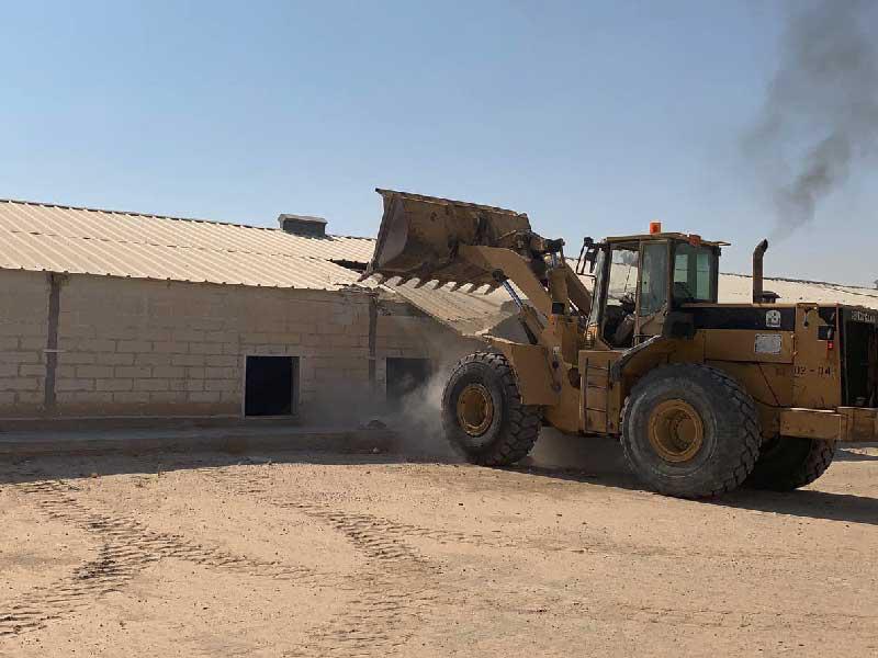 جانب من إزالة إحدى الحظائر