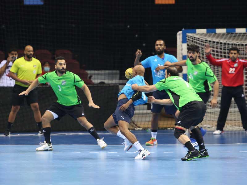 حسين صيوان يحاول منع بندر الشمري من المرور «تصوير جورج ريجي»