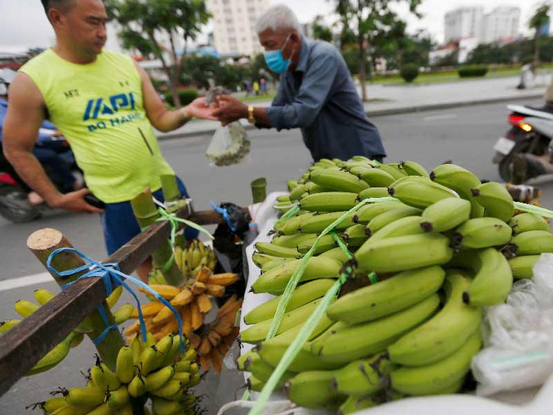 رجل كمبودي يبيع الموز في أحد شوارع بنوم بنه ، كمبوديا