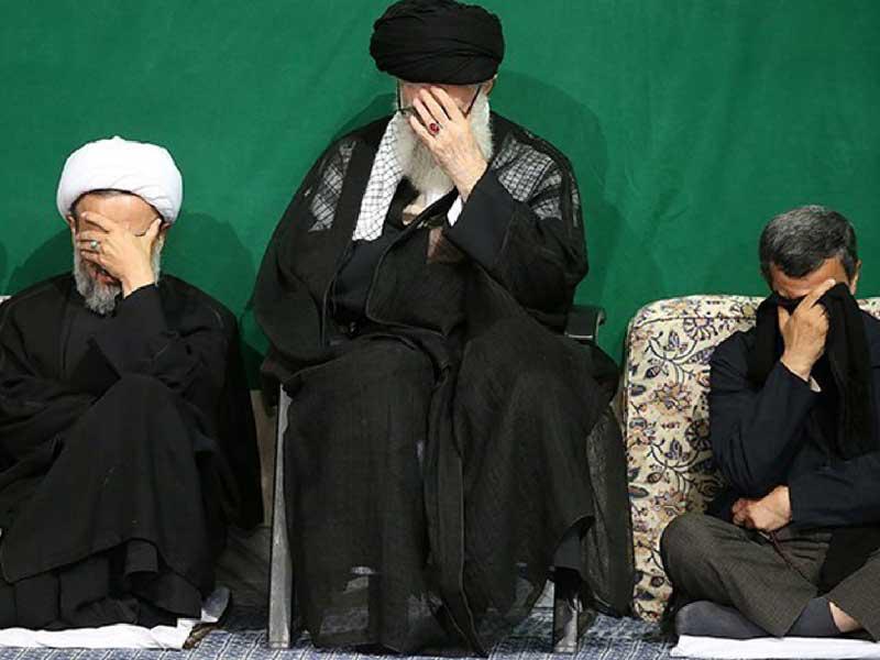 المرشد الأعلى علي خامنئي ومسؤولون إيرانيون خلال ذكرى عاشوراء (أرشيف)