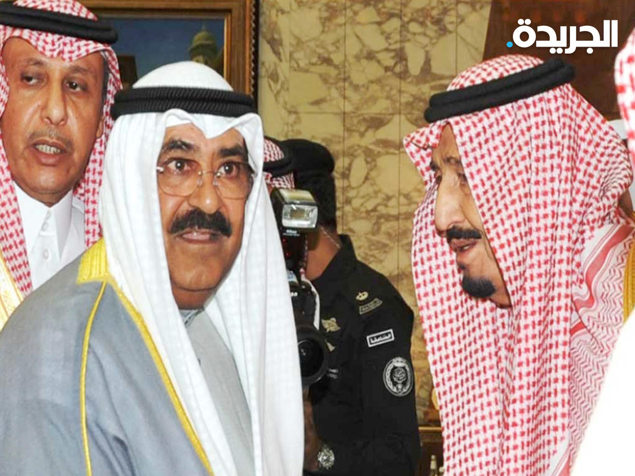 خادم الحرمين الشريفين والشيخ مشعل الأحمد (أرشيفية)