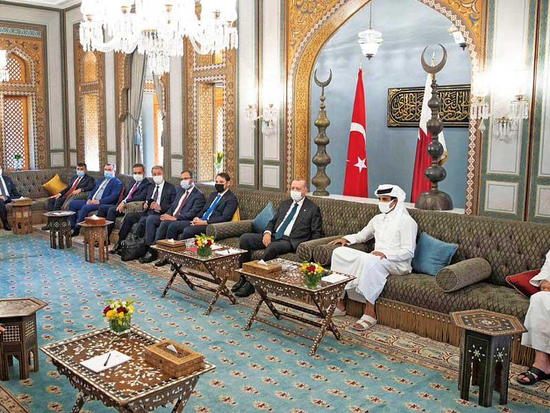 أمير قطر مستقبلاً إردوغان في الدوحة امس الأول     (أ ف ب)