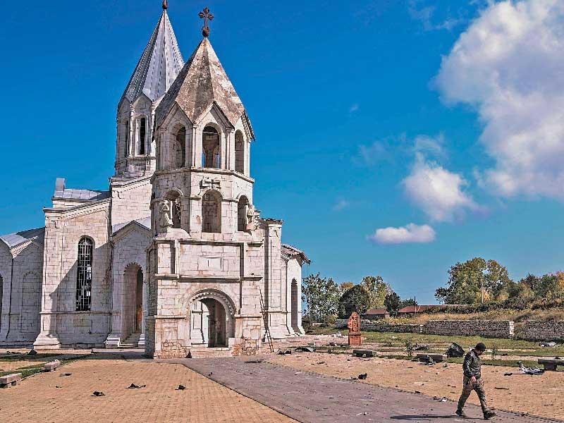 رجل يمر قرب كاتدرائية غازنشيتسوتس في شوشة أمس (ا ف ب)