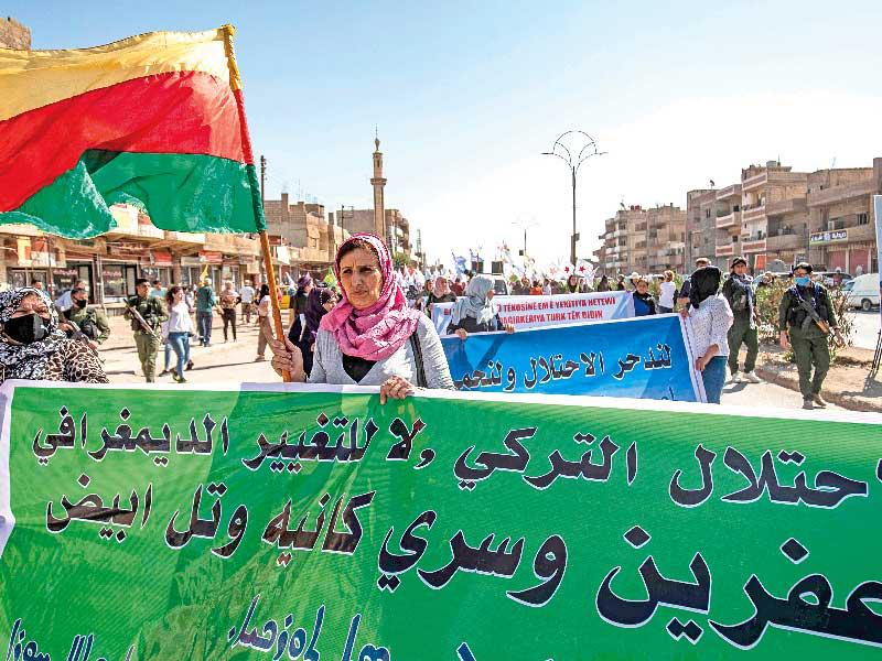 مسيرة كردية مناهضة للتدخل التركي في تل أبيض بشمال سورية أمس الأول     (أ ف ب)