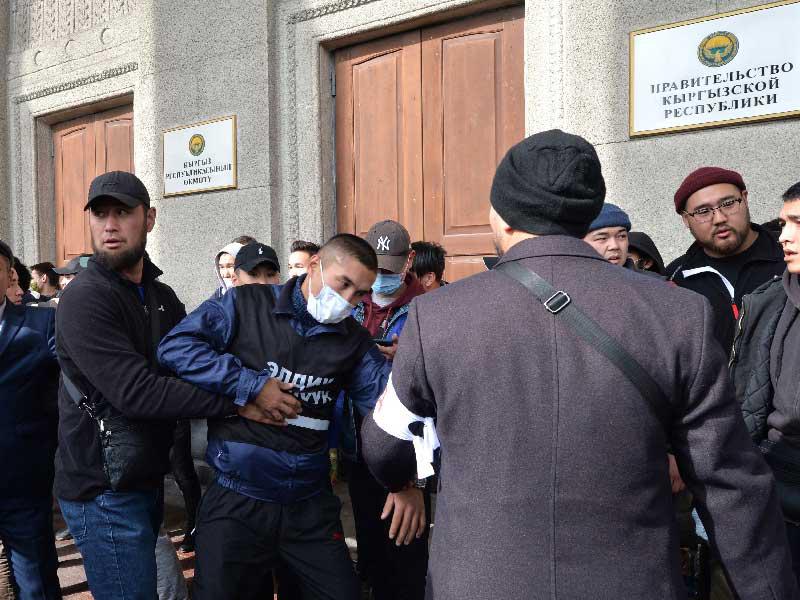 أعضاء دورية شعبية تطوعية يحرسون مبنى الحكومة في بيشكيك