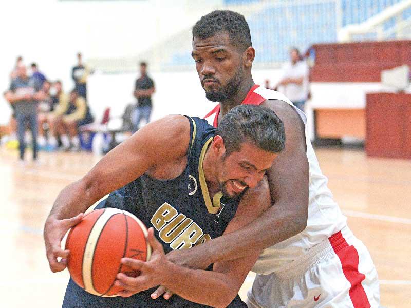 لاعب نادي الكويت السابق لكرة السلة عبدالعزيز فالح في لقاء سابق بين برقان والكويت