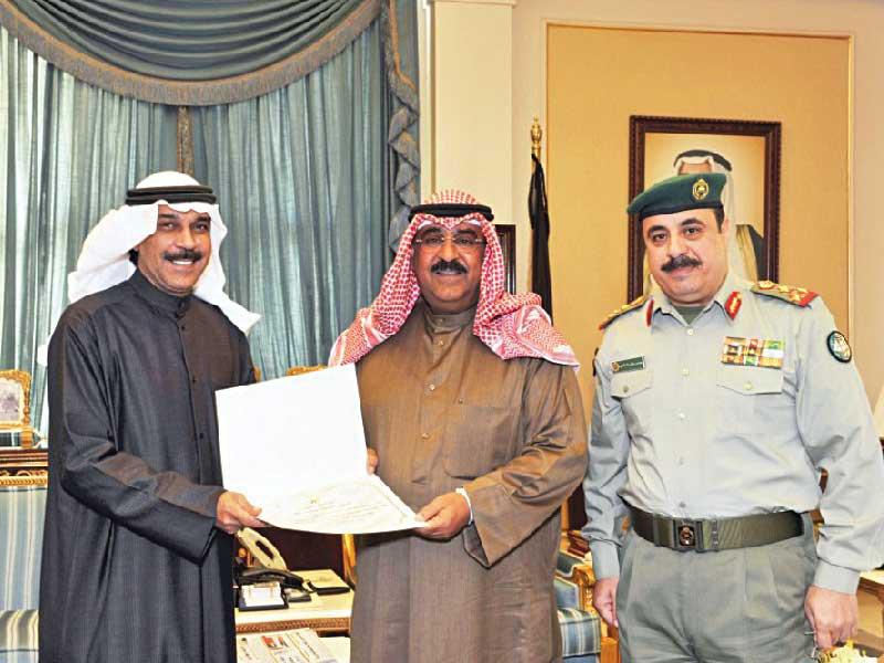 سمو ولي العهد الشيخ مشعل الأحمد مع عبدالله الرويشد 