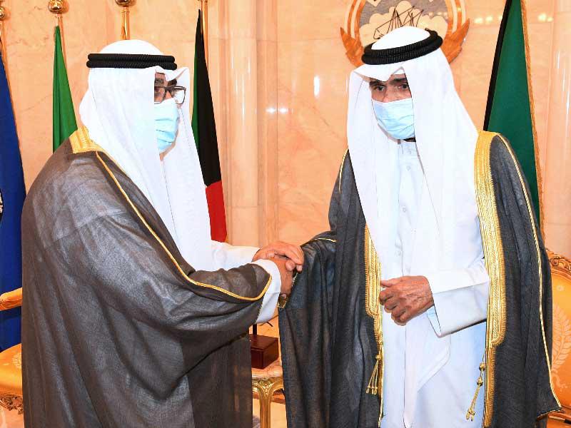 الأمير لدى استقباله ولي العهد الذي أدى اليمين الدستورية أمام سموه أمس