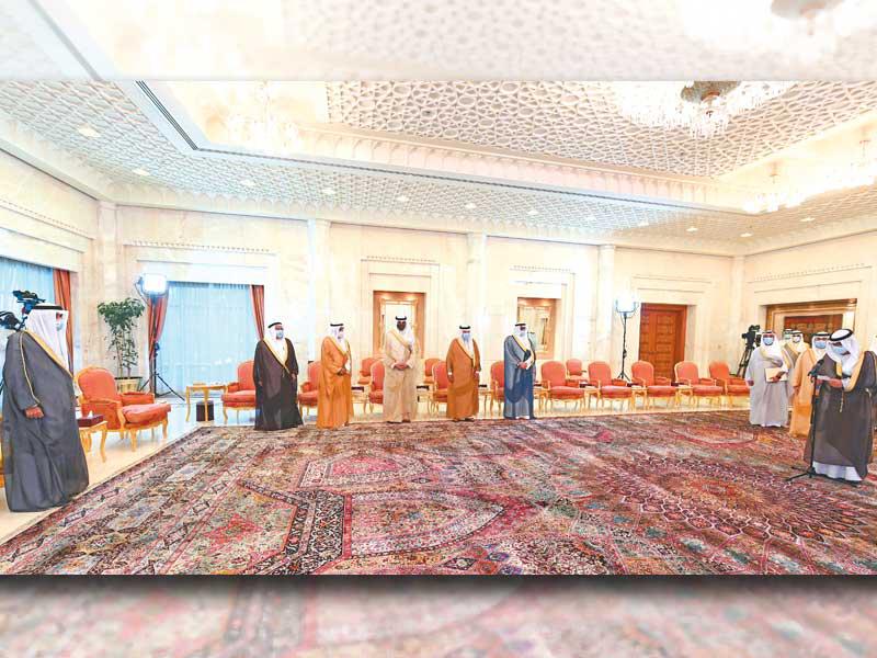 الأمير خلال أداء ولي العهد اليمين الدستورية أمام سموه أمس