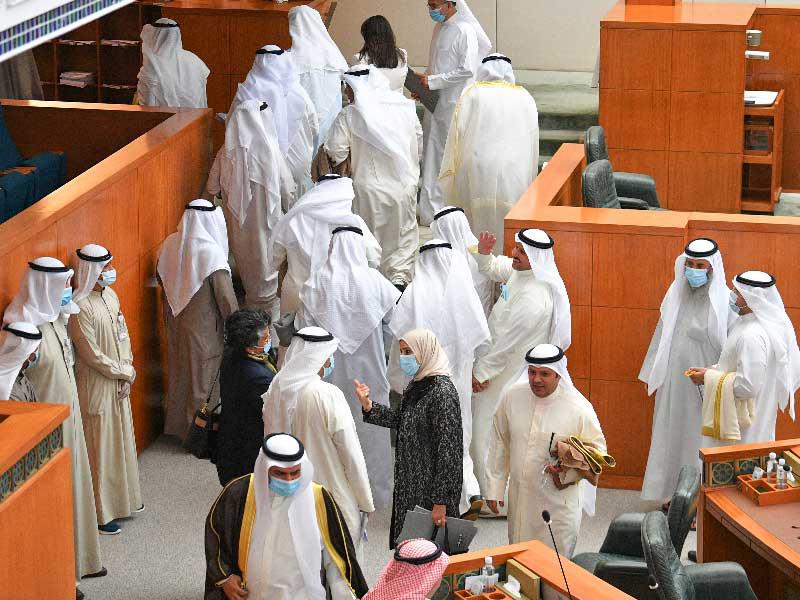 مغادرة القاعة بعد فض دور الانعقاد