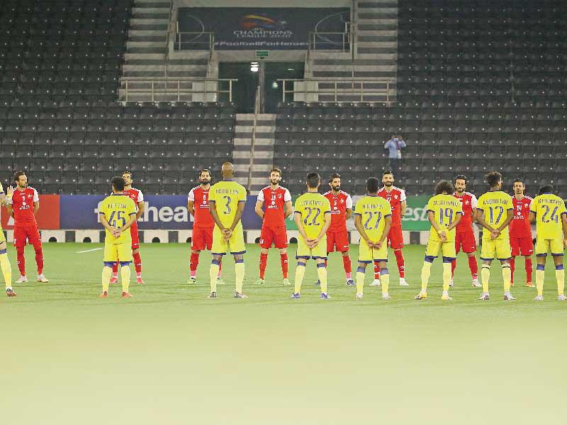 لاعبو النصر السعودي وبرسبوليس الإيراني قبل المباراة الختامية للغرب في استاد حمد