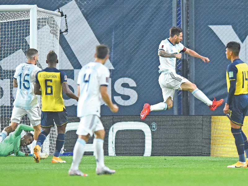 ليونيل ميسي نجم المنتخب الأرجنتيني يحتفل بهدفه