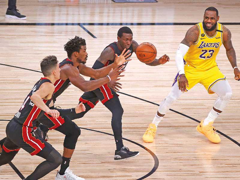 جانب من مواجهة سابقة بين ليكرز وميامي