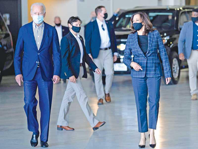 بايدن وهاريس في مطار فينكس سكاي هاربور بأريزونا أمس الأولt