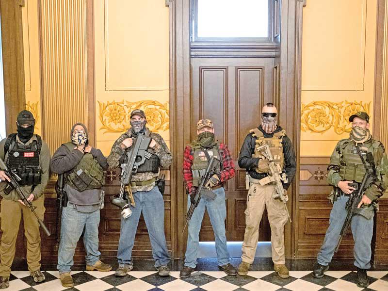  أعضاء ميليشيا متورطة في مؤامرة ميشيغن داخل مبنى الكابيتول في 30 أبريلt (رويترز) 