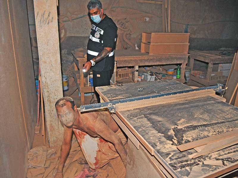  عامل مخالف أثناء محاولته الاختباء داخل إحدى مكائن تصنيع الاخشاب (تصوير عوض التعمري)